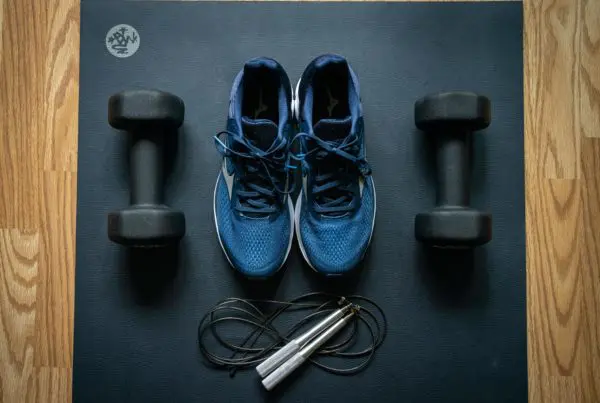 Personal Training München privat: Laufschuhe, Kurzhanteln und Springseil auf Trainingsmatte – 1:1 Fitness zuhause oder outdoor | Let's Get Fit